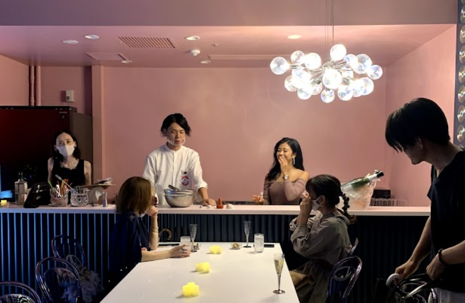 カウンターを囲んで交流するTUFS Teacher's Barの様子